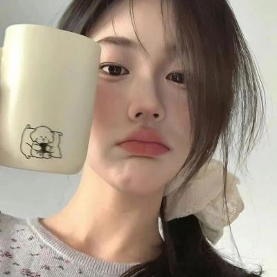 坐在酒吧里吃蛋糕